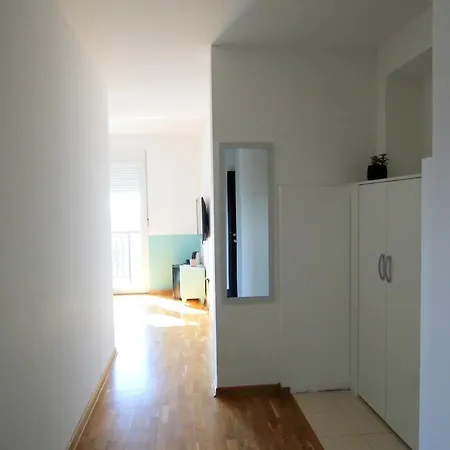 Lola Almost Apartment *